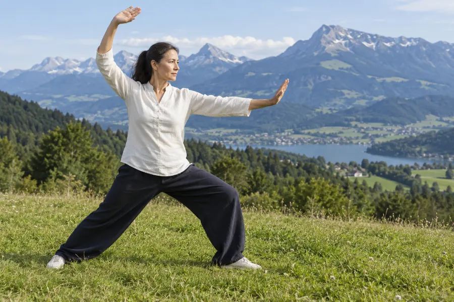 Posture 20 Déployer les bras comme un éventail : L'éventail par le dos